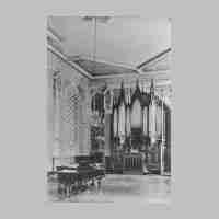 020-0029 Der Musiksaal des Schlosses. Der Besitzer Heubach, ein grosser Musikliebhaber, liess in diesem Saal eine Orgel einbauen..jpg
